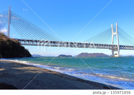 岩黒島 黒浜海岸と瀬戸大橋(瀬戸内海 塩飽諸島) 岩黒島 黒浜海岸と瀬戸大橋(瀬戸内海 塩飽諸島) 135971856