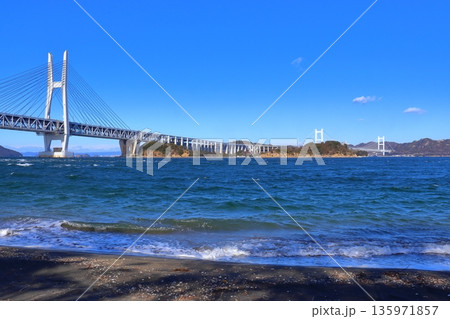 岩黒島から眺めた瀬戸大橋と鷲羽山・櫃石島方面の景色(香川県坂出市) 岩黒島から眺めた瀬戸大橋と鷲羽山・櫃石島方面の景色(香川県坂出市) 135971857