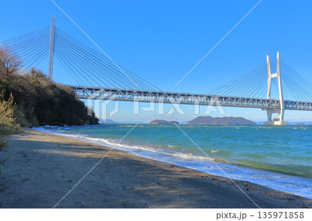 岩黒島の黒浜海岸から眺める瀬戸大橋内を走行する電車(瀬戸大橋線) 岩黒島の黒浜海岸から眺める瀬戸大橋内を走行する電車(瀬戸大橋線) 135971858