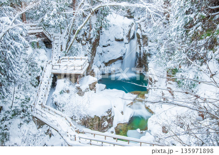 夕森渓谷（冬）：竜神の滝 135971898