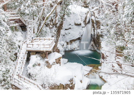 夕森渓谷（冬）：竜神の滝 135971905