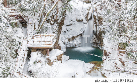 夕森渓谷（冬）：竜神の滝 135971912