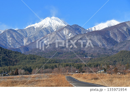 冬の安曇野　北アルプス常念山脈 135971954