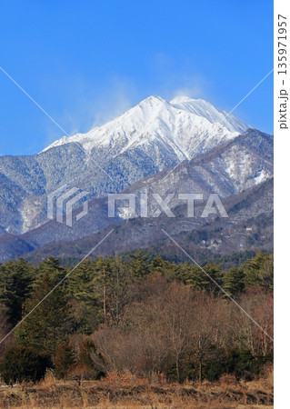 冬の安曇野 北アルプス常念岳 冬の安曇野 北アルプス常念岳 135971957