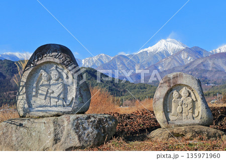 冬の安曇野　常念岳と道祖神 135971960