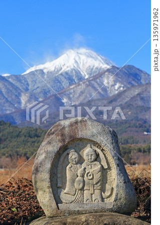 冬の安曇野　常念岳と道祖神 135971962
