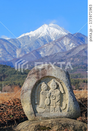 冬の安曇野　常念岳と道祖神 135971963