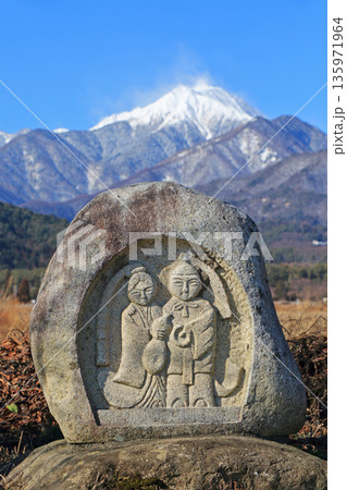 冬の安曇野 常念岳と道祖神 冬の安曇野 常念岳と道祖神 135971964