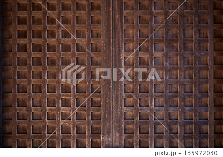 伝統建築に見る木製格子の質感背景 伝統建築に見る木製格子の質感背景 135972030