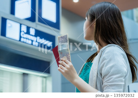 空港での外貨両替準備 ■撮影協力：関西国際空港（KIX） 135972032