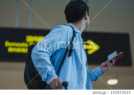 空港で案内表示を確認 ■撮影協力：関西国際空港（KIX） 135972033