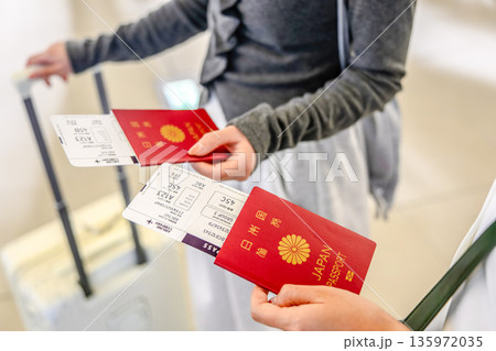 パスポートと搭乗券 ■撮影協力:関西国際空港(KIX) パスポートと搭乗券 ■撮影協力:関西国際空港(KIX) 135972035