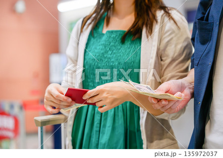 空港で通貨を渡す ■撮影協力:関西国際空港(KIX) 空港で通貨を渡す ■撮影協力:関西国際空港(KIX) 135972037