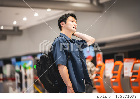 空港で荷物を持つ男性 _■撮影協力：関西国際空港（KIX） 135972038