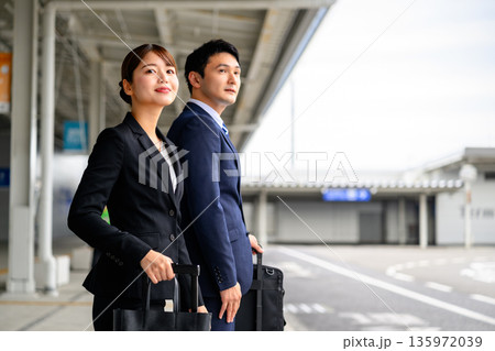空港で立つビジネスパーソン ■撮影協力：関西国際空港（KIX） 135972039