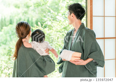 温泉旅館の客室で景色を見るファミリー,家族(家族旅行,温泉旅行,旅館,トラベル) 温泉旅館の客室で景色を見るファミリー,家族(家族旅行,温泉旅行,旅館,トラベル) 135972047