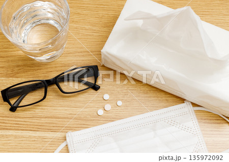 花粉症｜マスク、眼鏡、薬、ティッシュ 135972092