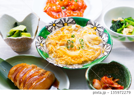 豪華な夕食　家庭料理の食卓の画像 135972279