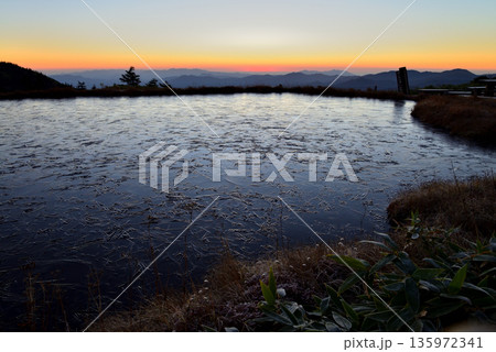 【山の風景】福島県・会津駒ヶ岳・薄い氷はった池 135972341
