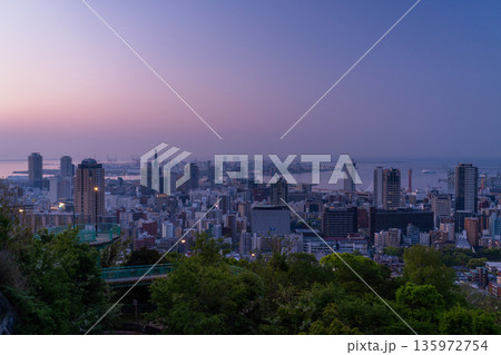 《兵庫県》神戸ビーナスブリッジ・諏訪山公園展望台の夜明け前の夜景 《兵庫県》神戸ビーナスブリッジ・諏訪山公園展望台の夜明け前の夜景 135972754