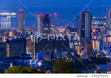 《兵庫県》神戸ビーナスブリッジ・諏訪山公園展望台の夜明け前の夜景 135972914