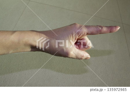 hand 135972985