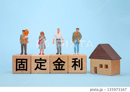 固定金利と書かれたブロック 135973167