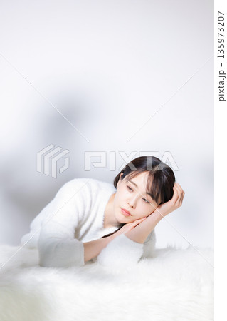 寛ぐ女性 135973207