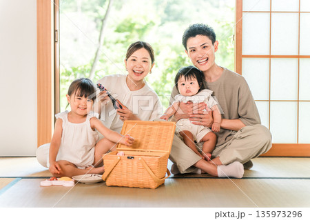 マイホームの畳コーナーでくつろぐ親子,ファミリー（子育て,育児,マイホーム） 135973296