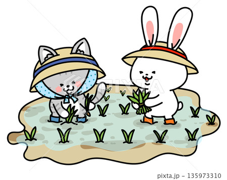 田植えをするかわいい猫とウサギ 135973310
