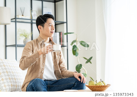 リビングでコーヒーを飲むミドルの男性 135973343