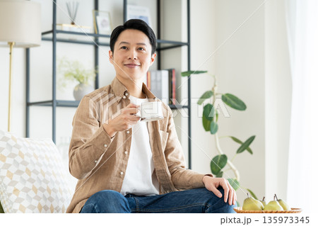 リビングでコーヒーを飲むミドルの男性 135973345