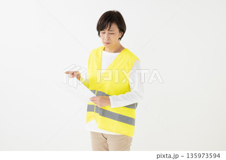 反射ベストを着た女性 反射ベストを着た女性 135973594