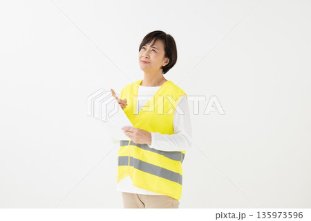 反射ベストを着た女性 135973596