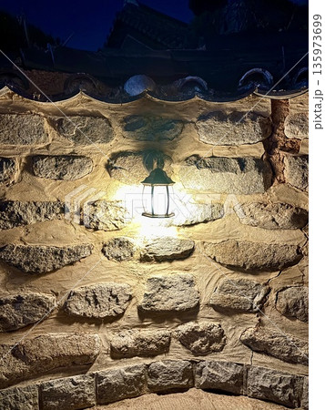 夜のライトアップされた石の壁 135973699