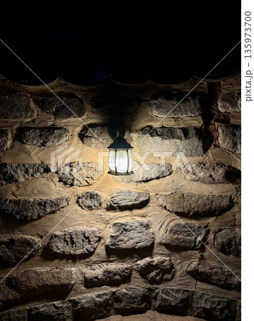 ライトアップされたレンガ造りの壁 135973700