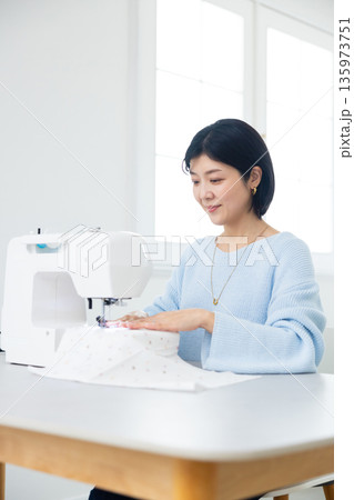 ミシンで裁縫している女性 135973751