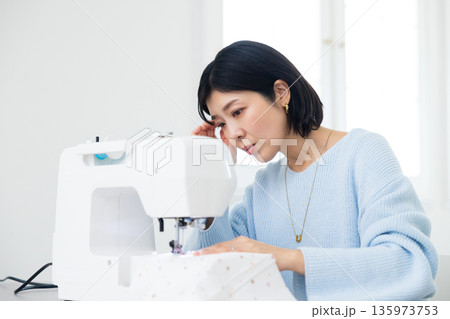 ミシンで裁縫している女性 135973753