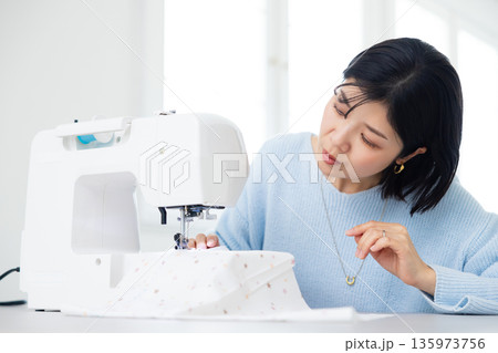 ミシンで裁縫している女性 135973756