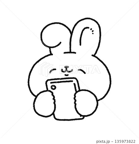 笑顔でスマホを見るウサギ　線画 135973822