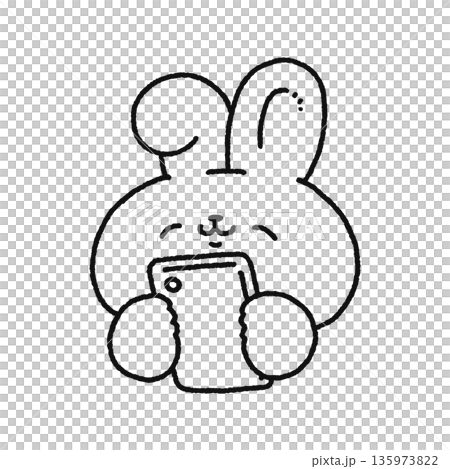 笑顔でスマホを見るウサギ　線画 135973822