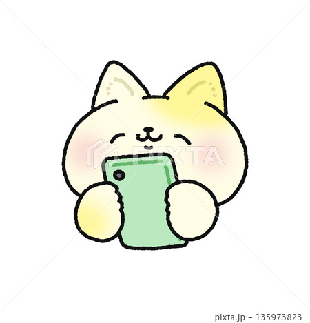 笑顔でスマホを見るネコ 笑顔でスマホを見るネコ 135973823