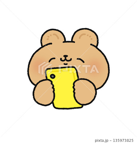 笑顔でスマホを見るクマ 笑顔でスマホを見るクマ 135973825