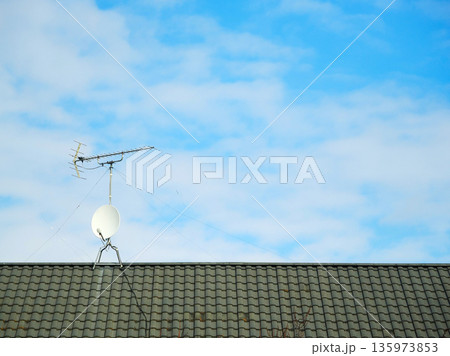 爽やかな青空とテレビアンテナが乗っている瓦屋根 爽やかな青空とテレビアンテナが乗っている瓦屋根 135973853