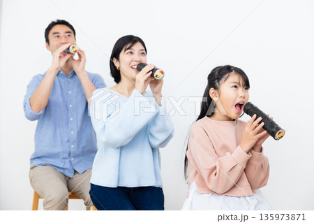 恵方巻きを食べる家族　 135973871