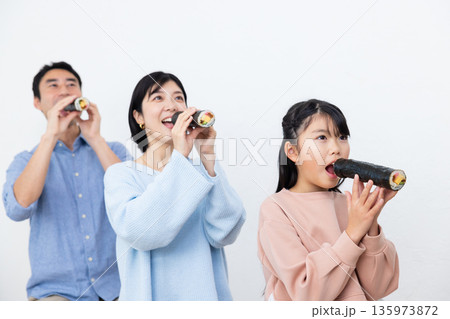 恵方巻きを食べる家族　 135973872