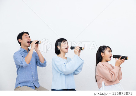 恵方巻きを食べる家族 恵方巻きを食べる家族 135973873