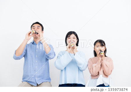 恵方巻きを食べる家族 恵方巻きを食べる家族 135973874