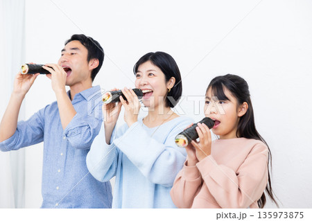 恵方巻きを食べる家族　 135973875