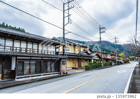 中初狩宿の町並み 甲州街道 山梨県 大月市 135973962